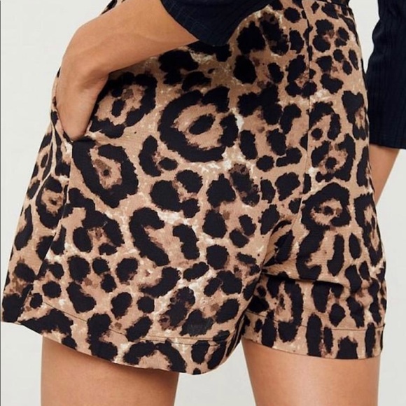 Hayden Los Angeles leopard pleated shorts. Sz M - Picture 4 of 5